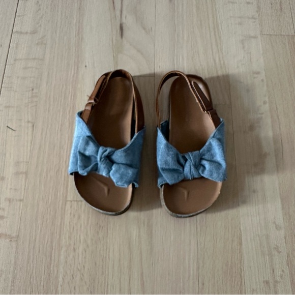 🎉HP🎉 Gap Chambray Bow Sandals - Picture 2 of 7